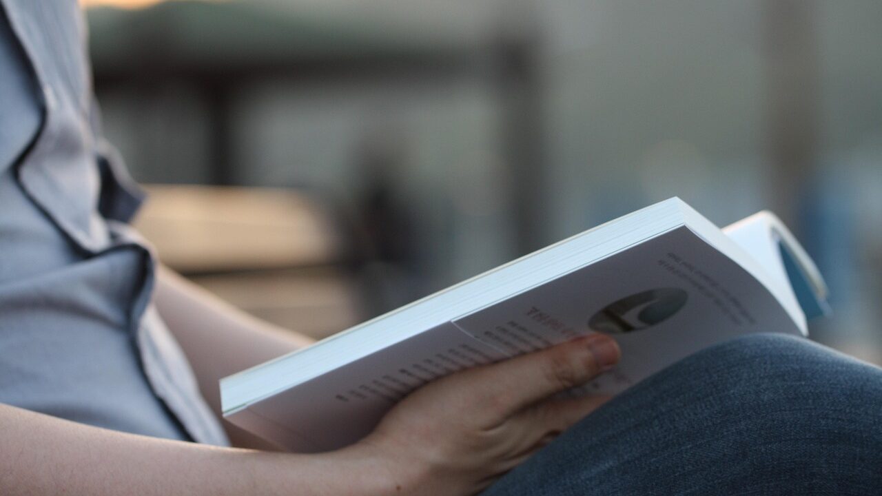 本を読む人